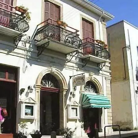 Kiniras Traditional & Restaurant Hotell 3*