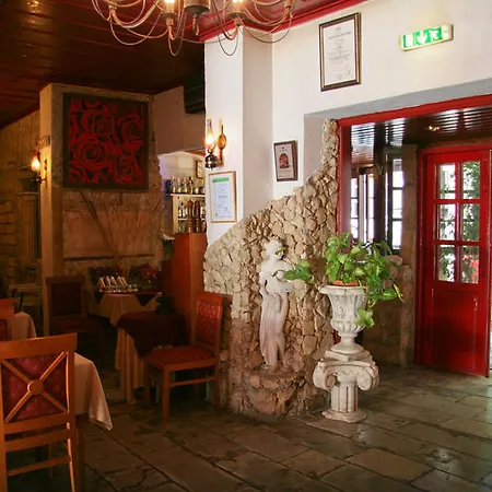 Kiniras Traditional & Restaurant Hotell 3*