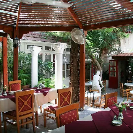 Kiniras Traditional & Restaurant 3*