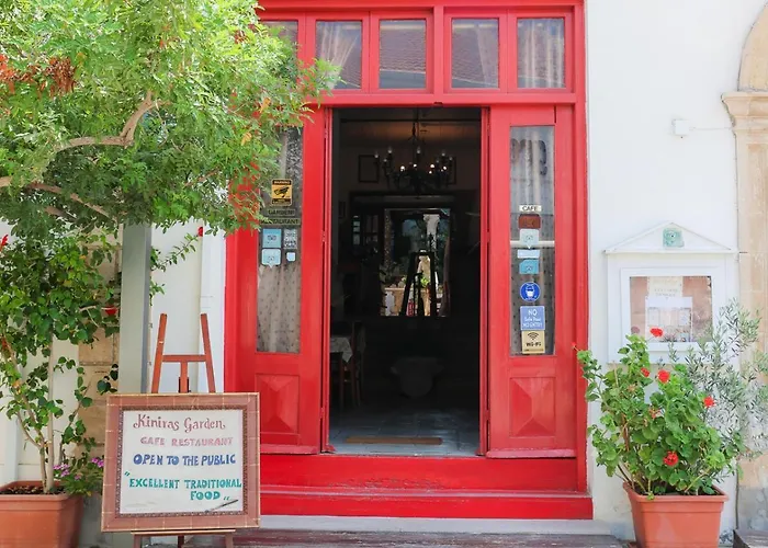 Kiniras Traditional & Restaurant ホテル