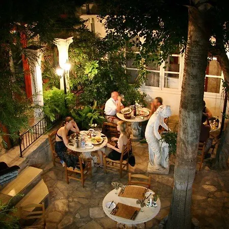 ホテル Kiniras Traditional & Restaurant