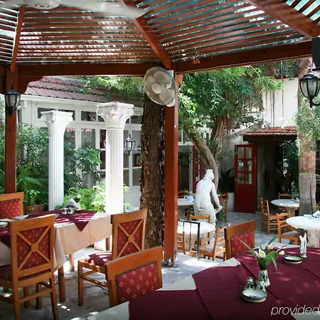 Kiniras Traditional & Restaurant ホテル 3*